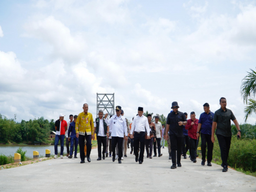 Pj Bupati Hambali Damping Pj Gubri Rahman Hadi Tinjau Jembatan Gantung Salo