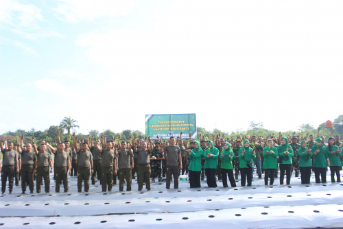 Danyonif 132/Bima Sakti Laksanakan Tanam Perdana Bibit Cabai di Lahan Ketahanan Pangan Yonif 132/BS