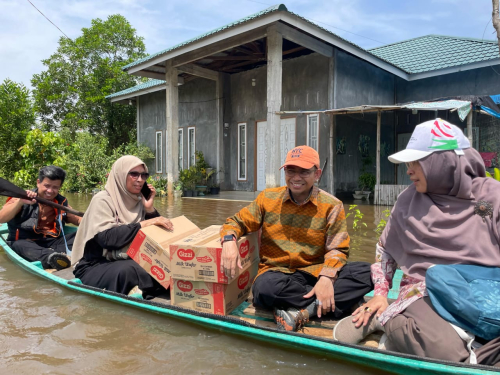 Tinjau Lokasi Banjir di Rumbai, Hendry Munief Bawa Tenaga Medis dan Bantuan untuk Warga