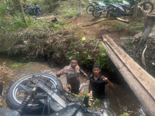 Viral! Aksi Heroik Polisi Tembilahan Hulu Jatuh ke Parit Demi Tugas Padamkan Karhutla