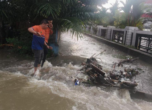 Hujan Deras Guyur Bangkinang Kota, Sejumlah Titik Mulai Tergenang