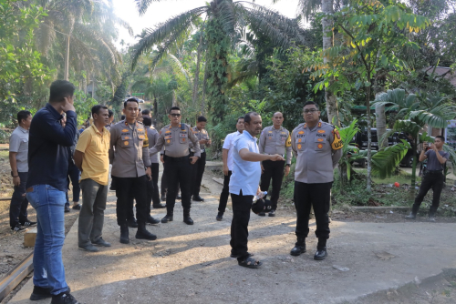 Kapolres Kampar Tinjau Pembangunan Jembatan Merah Putih Presisi di Desa Lubuk Agung, Kades Heryanto : Terimakasih Kepolisian