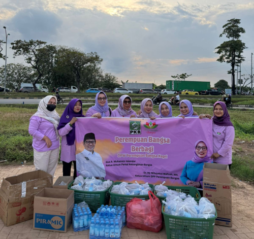 DPW Perempuan Bangsa Kepri Bagikan Takjil untuk Warga Bengkong