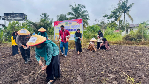 Polsek Kunto Darussalam Dukung Program Ketahanan Pangan Nasional Melalui Penanaman Jagung di Pasir Luhur