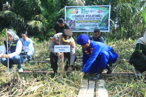 Kapolres Inhil Tanam Mangrove dan Salurkan Bansos di Terusan Kempas Peringati Hari Bhayangkara ke-80