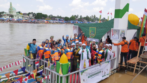 Meriah, Bupati Bistamam Lepas Perahu Hias Kontingen Rohil di MTQ XLIV Riau