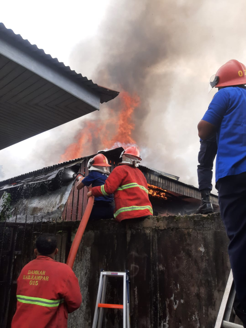 Dua Rumah Terbakar di Langgini, Damkar Kampar: Penanganan Cepat Cegah Api Meluas