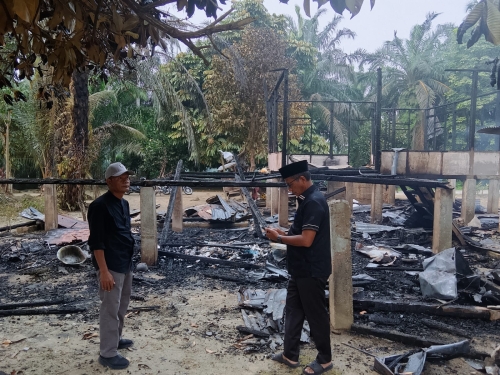 Rumah Semi Permanen di Kuapan Kampar Terbakar Jumat Dini Hari, Camat Tambang Helmi Turun Langsung ke Lokasi