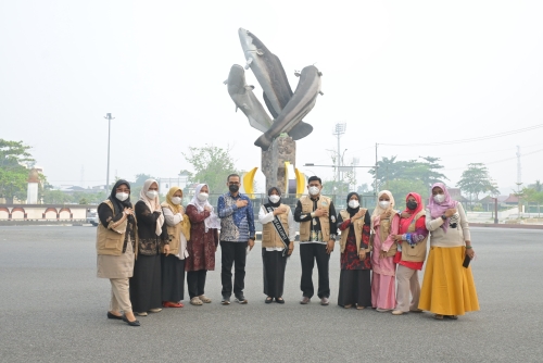 Asap Karhutla Kepung Kampar, Forum PAUD Bagikan 500 Masker KN95 untuk Warga