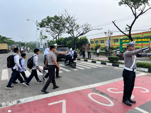 Sat Lantas Polres Rohul Gelar Strong Point Pagi di 11 Titik, Kapolres Rohul Turun Langsung Pastikan Kamseltibcarlantas