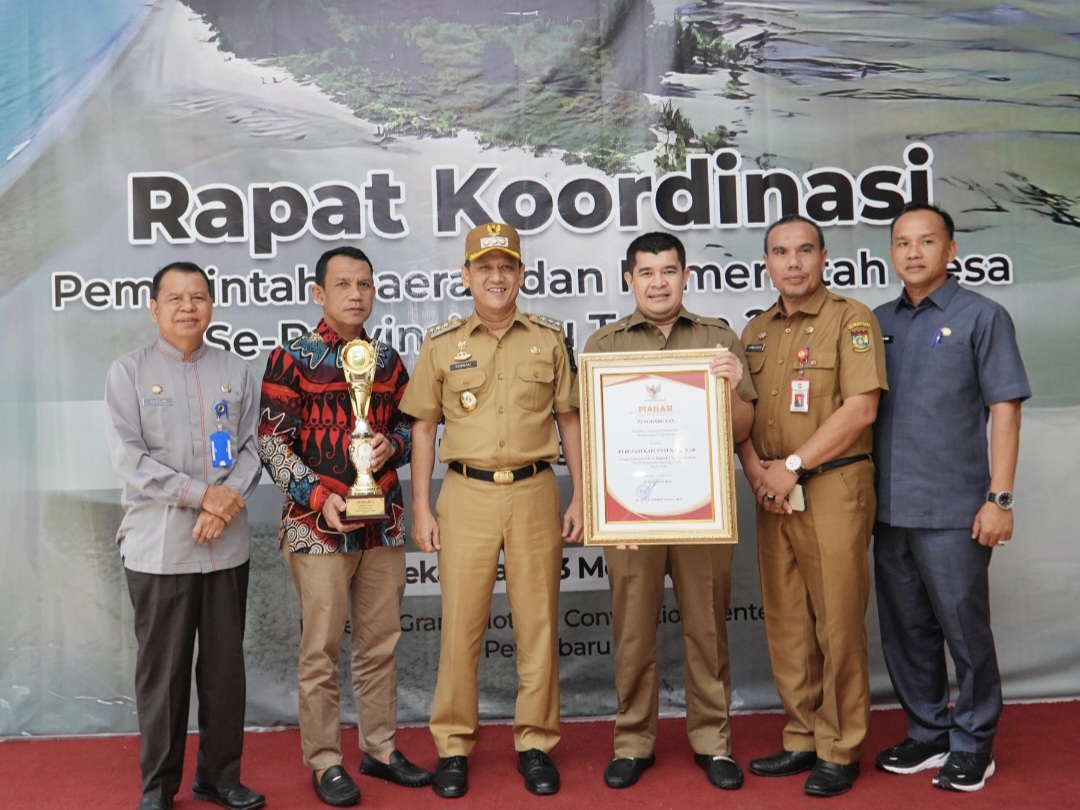 Pj Bupati Hambali Terima  Penghargaan Terbaik I Tingkat Provinsi Riau Kategori Penurunan Sunting