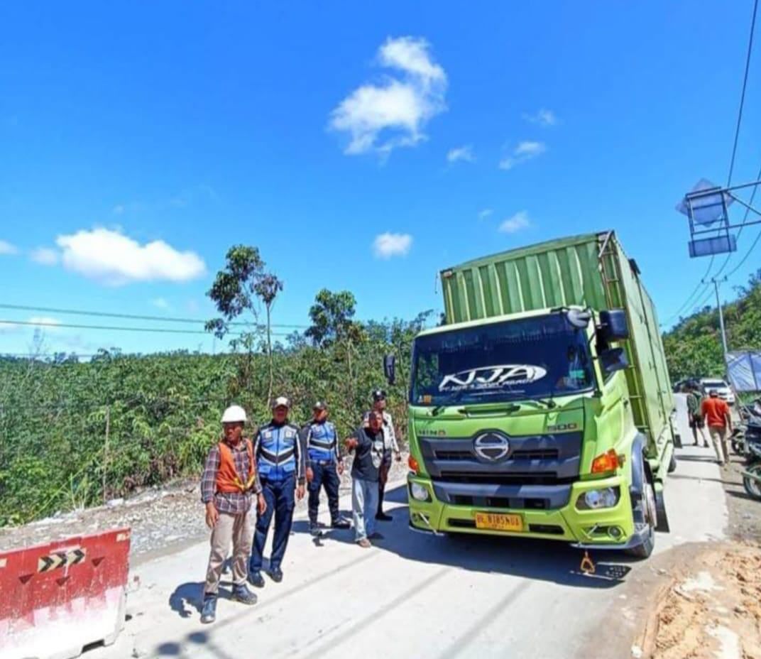 Jalan Lintas Amblas, Personel Dishub Kampar Ikut Atur Lalu Lintas di Desa Tanjung Alai