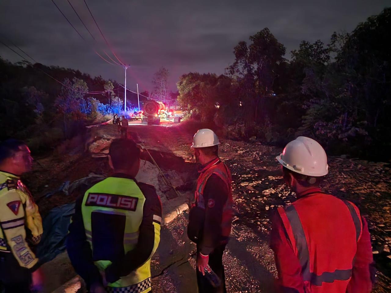 Curah Hujan Tinggi Jalan Lintas Riau Sumbar Amblas Satlantas Polres Kampar Berlakukan Sistem Buka Tutup