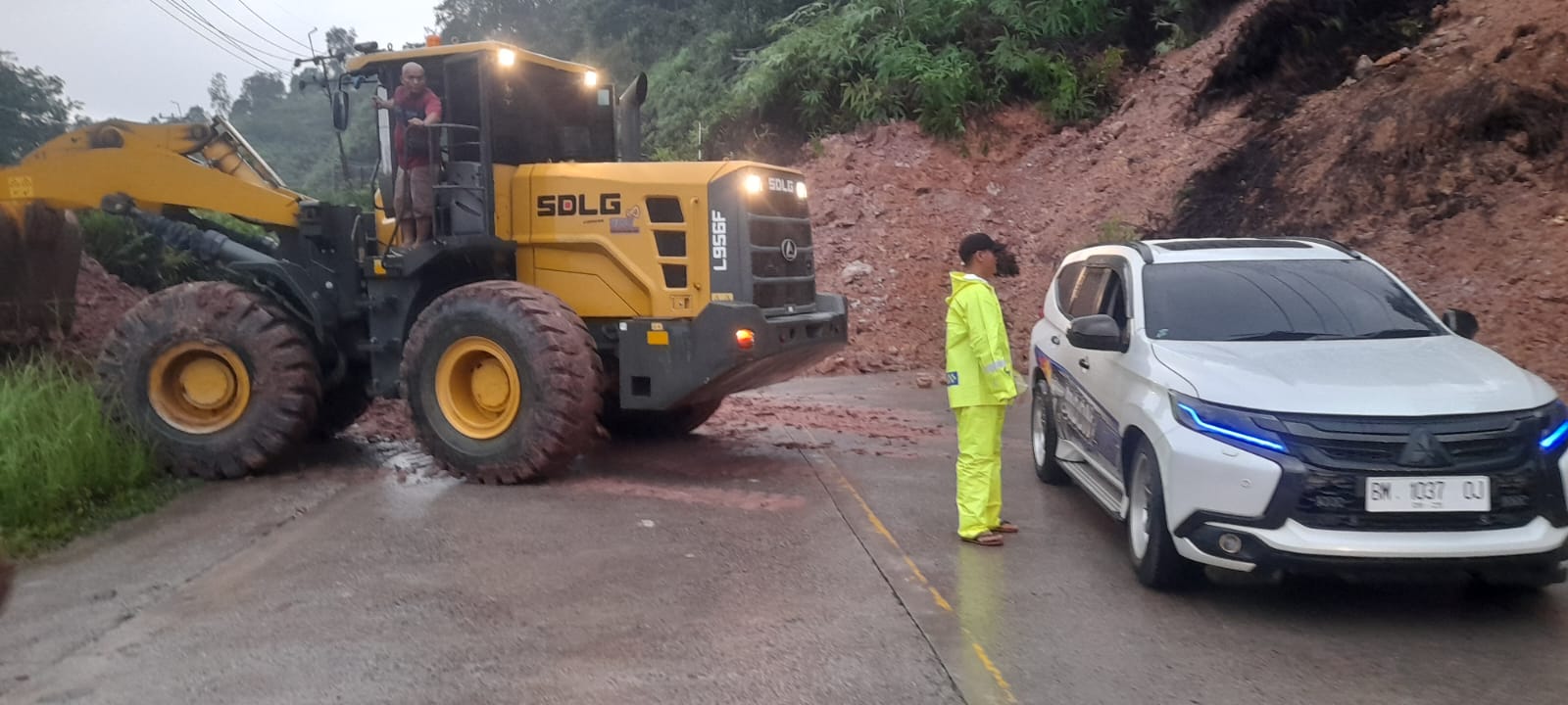 BPJN Riau-Sumbar Turunkan 5 Unit Alat di Lokasi Longsor, Jalan Sudah Bisa Dilewati Kembali