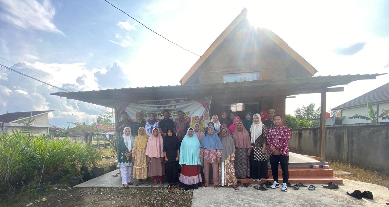 Edi Afrizal Kadis PPKBP3A Tutup Pelatihan Buta Aksara di Rumah Kayu Salo Timur