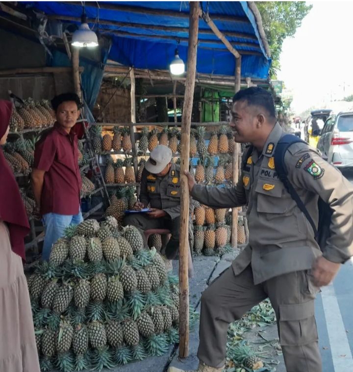 Satpol PP Kampar Tertibkan Pedagang di Atas Trotoar Rimbo Panjang