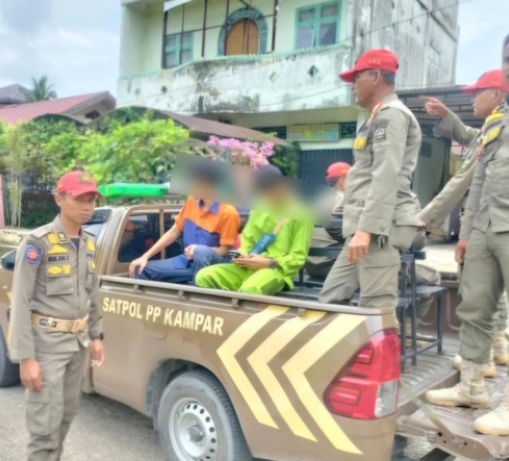 Satpol PP Kampar Amankan Pelajar Main Domino di Bangkinang Kota