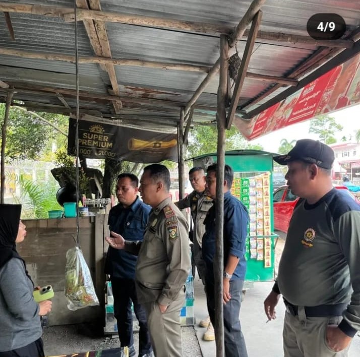 Satpol PP Kampar Tertibkan Pedagang yang berjualan di Terotoar  Jalan Nasional