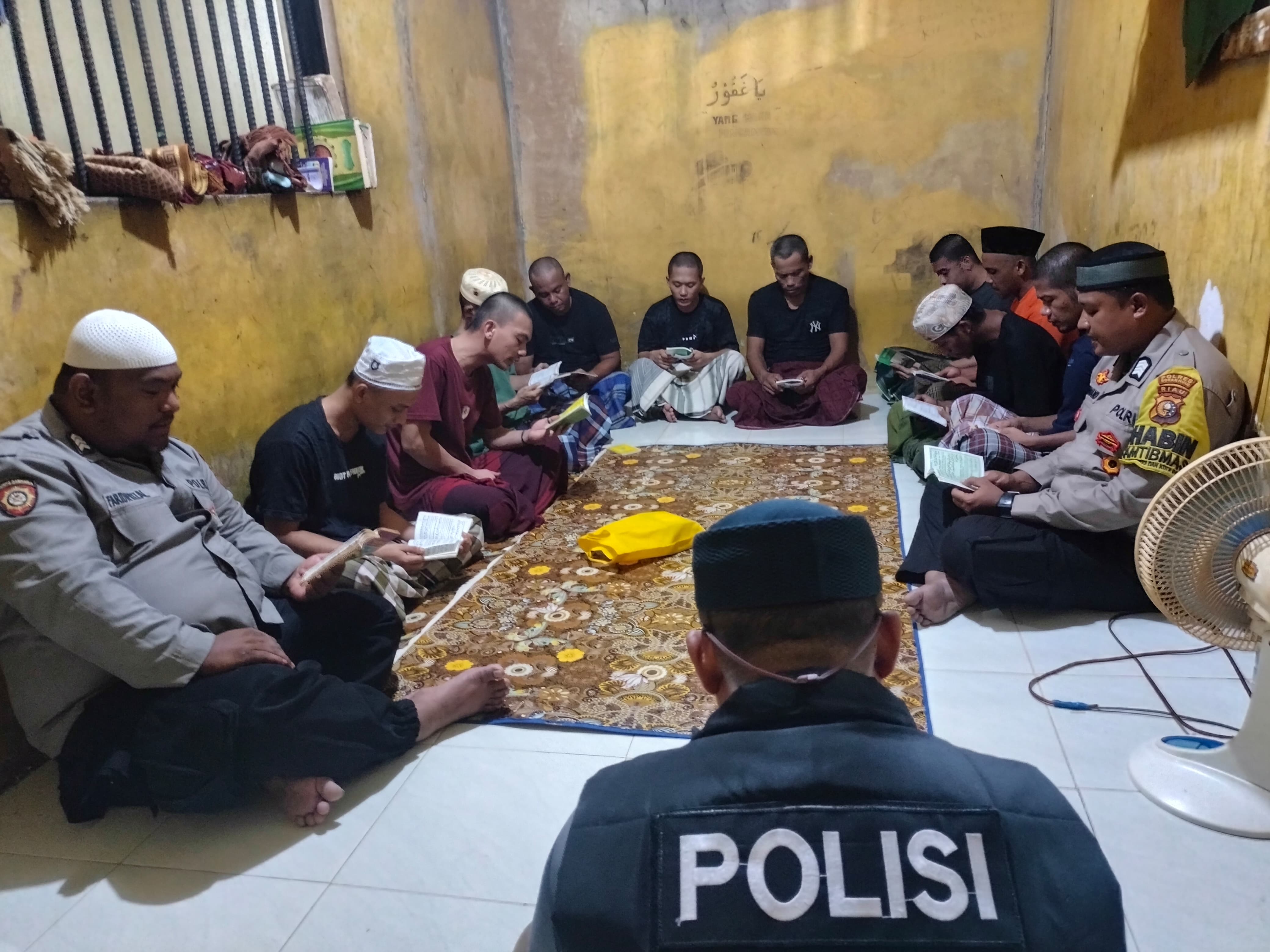 Sentuhan Rohani di Balik Jeruji: Kapolsek Kunto Darussalam Gelar Binrohtal untuk Tahanan