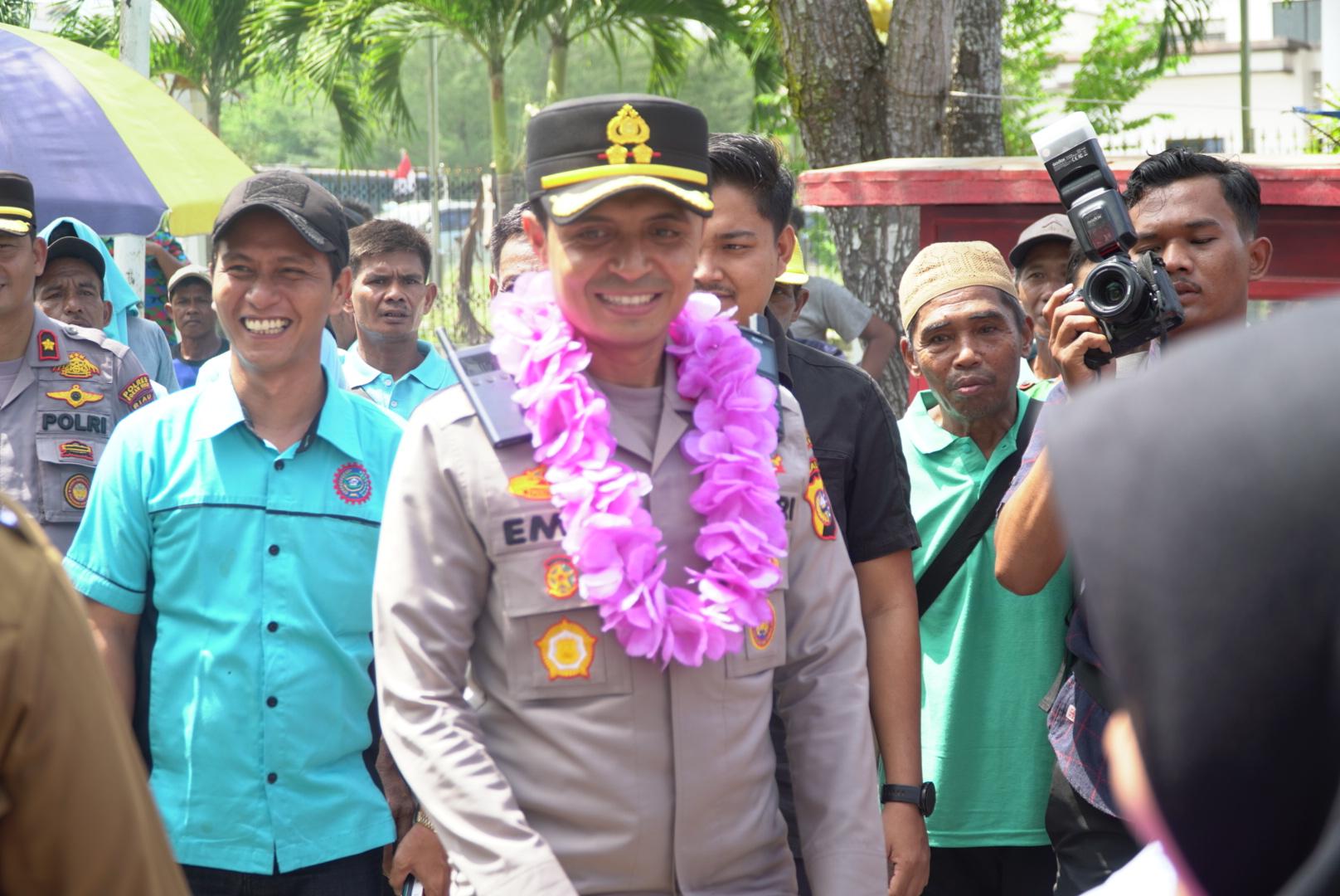 Momentum Perayaan May Day, Kapolres Rokan Hulu Serahkan Secara Simbolis Bibit Pohon  Kepada Serikat Pekerja F.SPTI  KSPSI