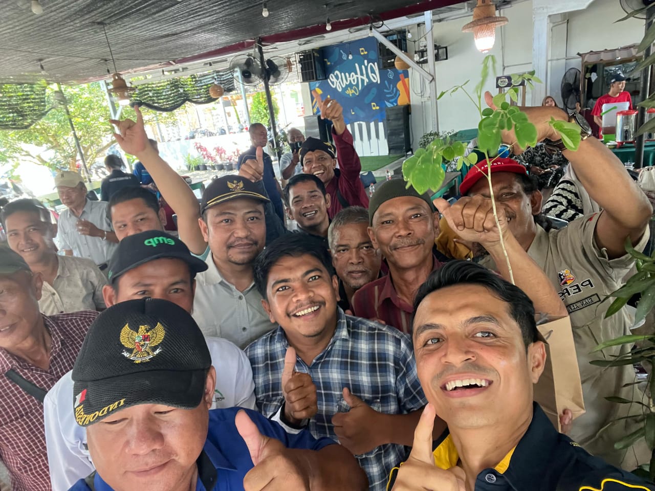 Pererat Sinergi dan Dukung Penghijauan, Kapolres Rohul Serahkan Bibit Pohon kepada Wartawan Lewat Coffee Morning