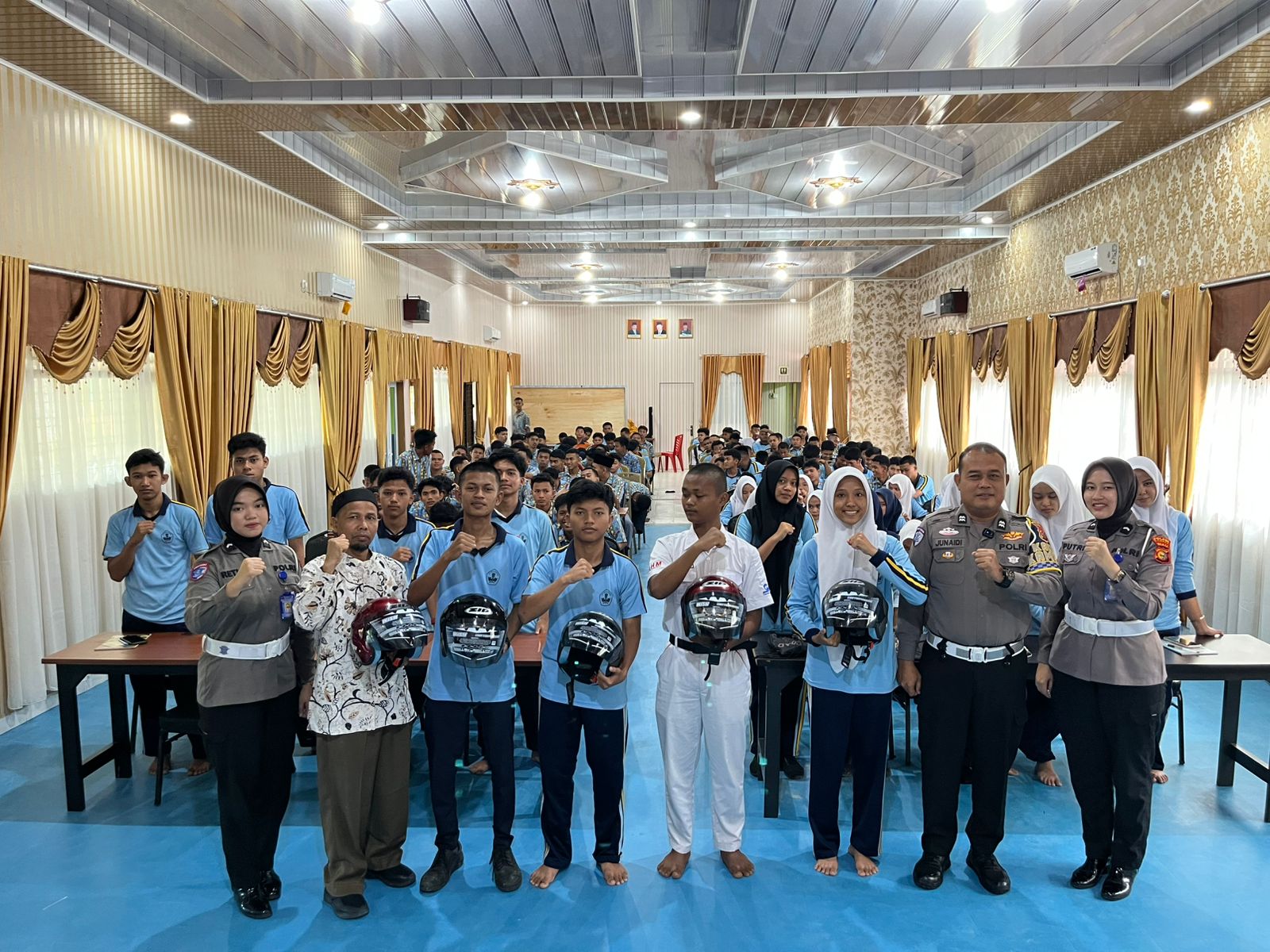 Satlantas Kampar Sosialisasi Tertib Lalu Lintas di SMK N 1 Bangkinang, Bagikan Helm SNI