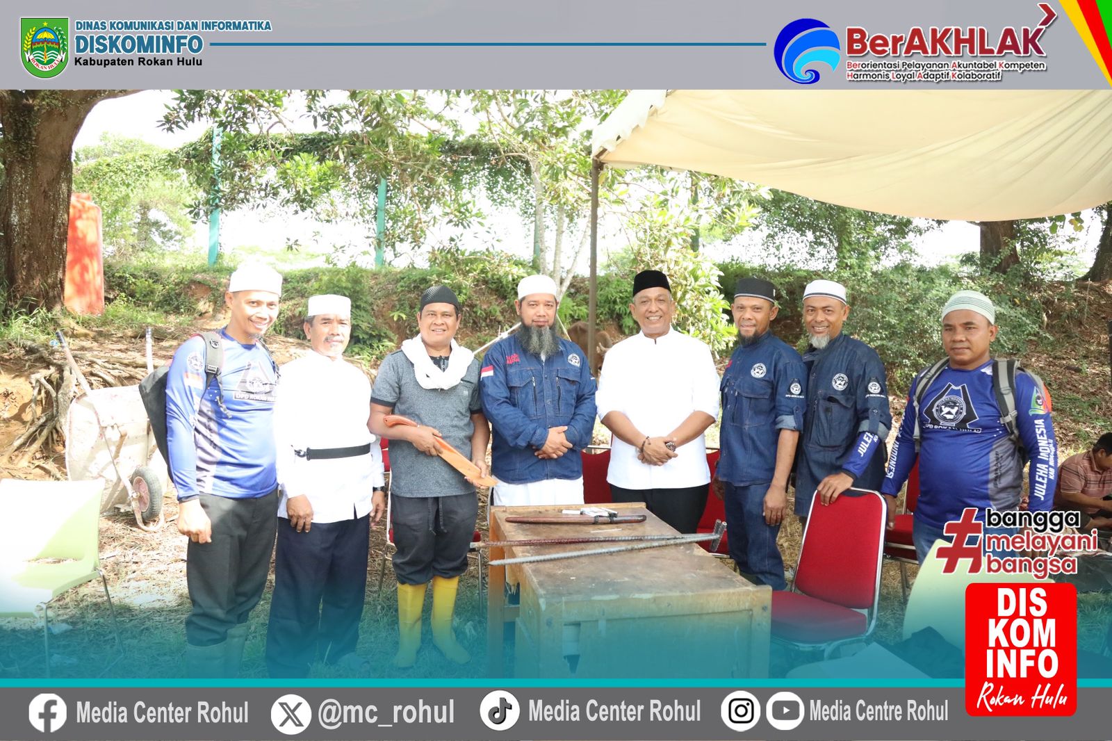 Bupati Anton didampingi Wabup Syafaruddin Poti Serahkan Sapi Kurban Bantuan Kemasyarakatan Presiden RI