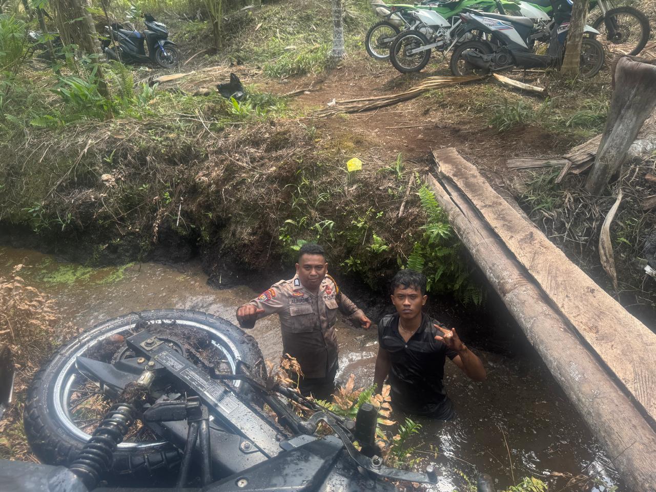 Viral! Aksi Heroik Polisi Tembilahan Hulu Jatuh ke Parit Demi Tugas Padamkan Karhutla