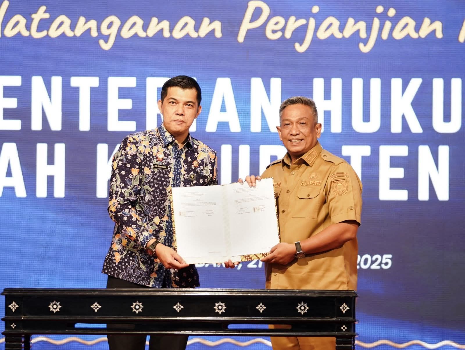 omitmen untuk Keadilan, Bupati Rokan Hulu Terima Penghargaan dari Kemenkumham RI