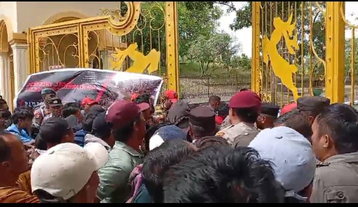 Jembatan Rusak, Masyarakat Sungai Sarik dan Empat Koto Setingkai Lubuk Agung Lakukan Aksi Unjuk Rasa