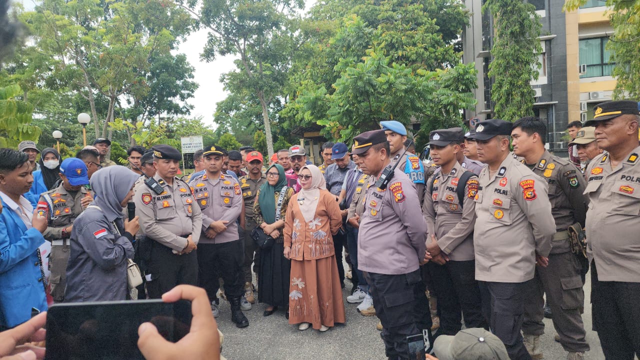 Sempat Ricuh, Akhirnya Wabup Kampar Misharti Temui Massa Aksi : Aspirasi Ini Akan Kami Tindaklanjut