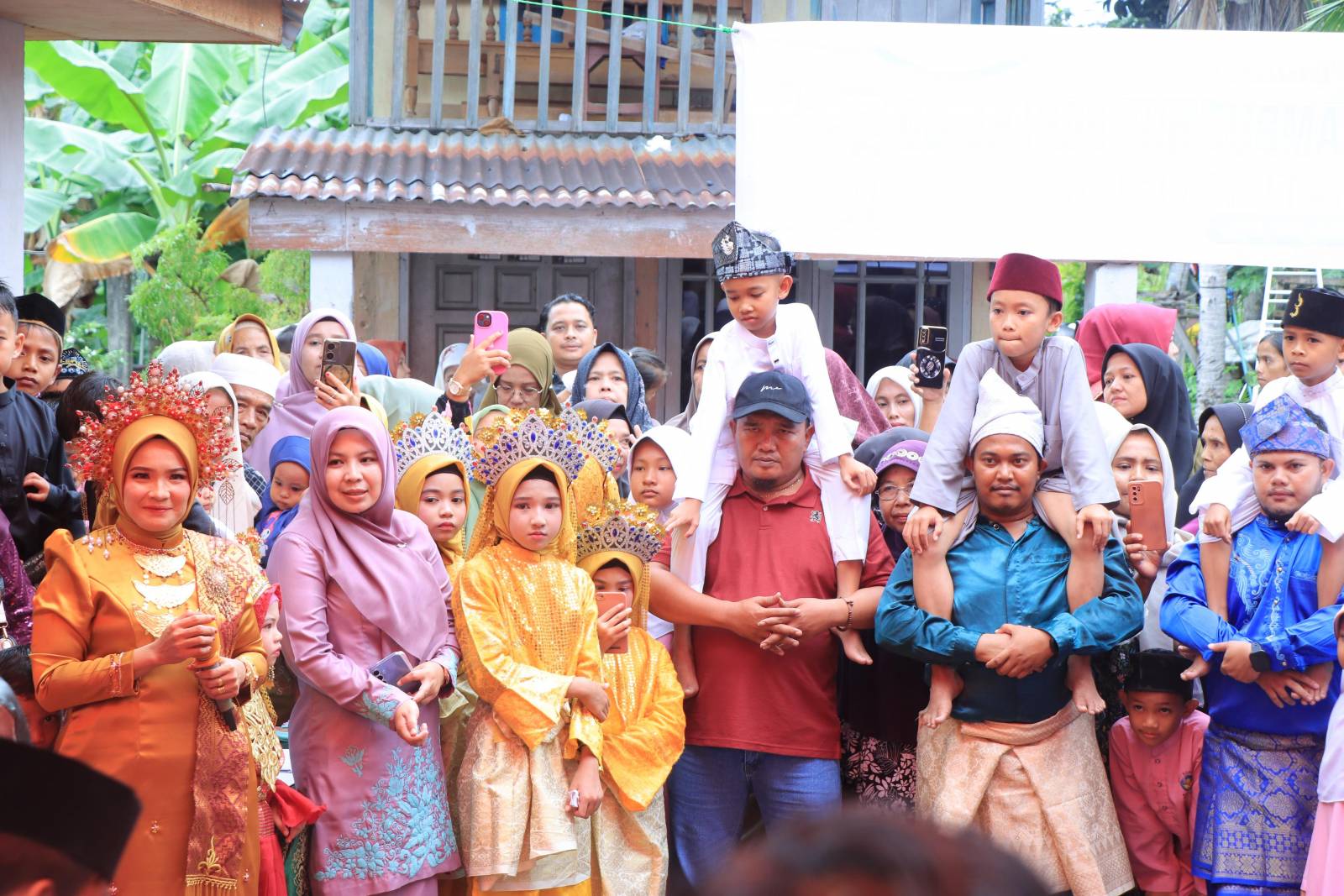 Khitan Adat Kampar Jadi Edukasi Budaya di Pentas Seni SDN 016 Bukit Ranah