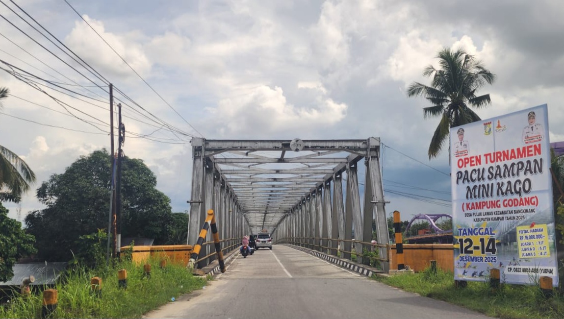 Besi Portal Jembatan Lama Bangkinang Ditabrak Mobil Box, Dishub Kampar Gerak Cepat Akan Lakukan Perbaikan