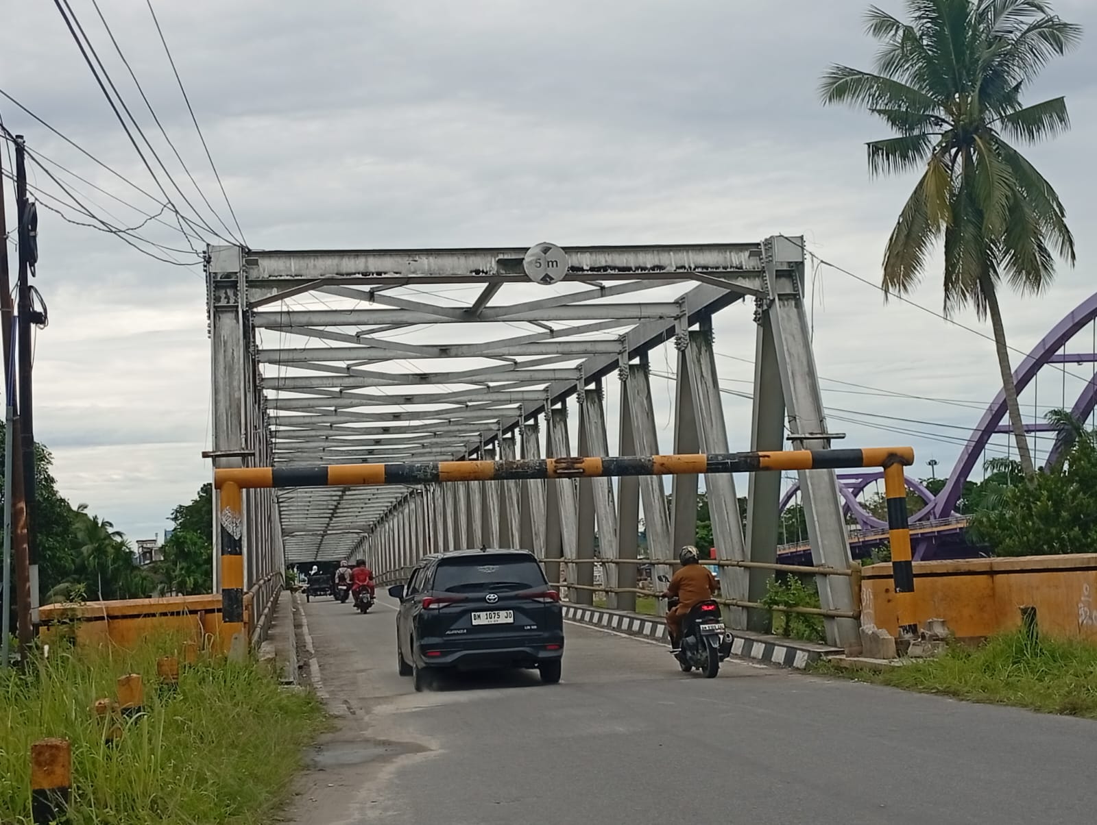 Meski Diguyur Hujan, Dishub Kampar Gerak Cepat Perbaiki Portal Jembatan yang Ditabrak Mobil Box