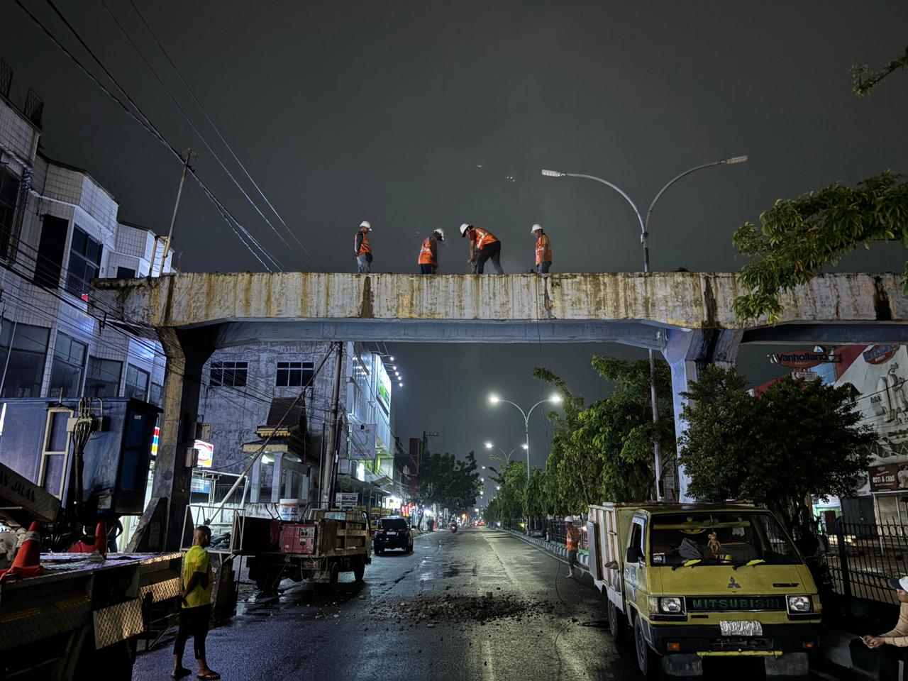 Pemko Pekanbaru Bongkar JPO di Jalan Tuanku Tambusai