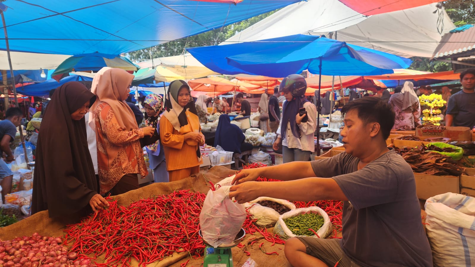 Jelang Ramadhan Harga Kebutuhan Pokok Mulai Naik, Pedagang di Pasar Bangkinang Keluhkan Sepinya Pembeli
