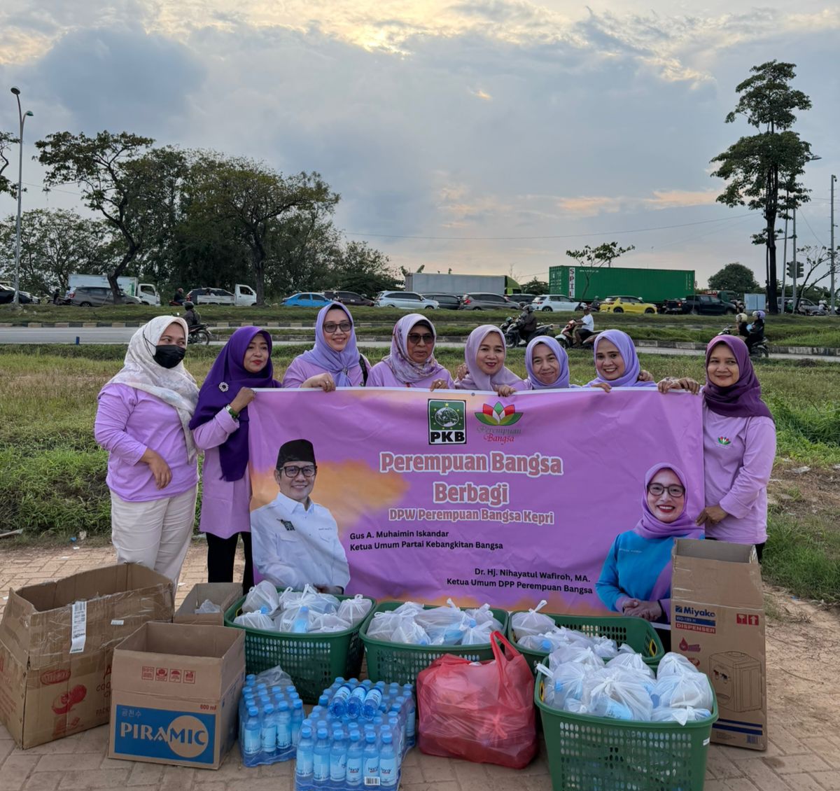 DPW Perempuan Bangsa Kepri Bagikan Takjil untuk Warga Bengkong