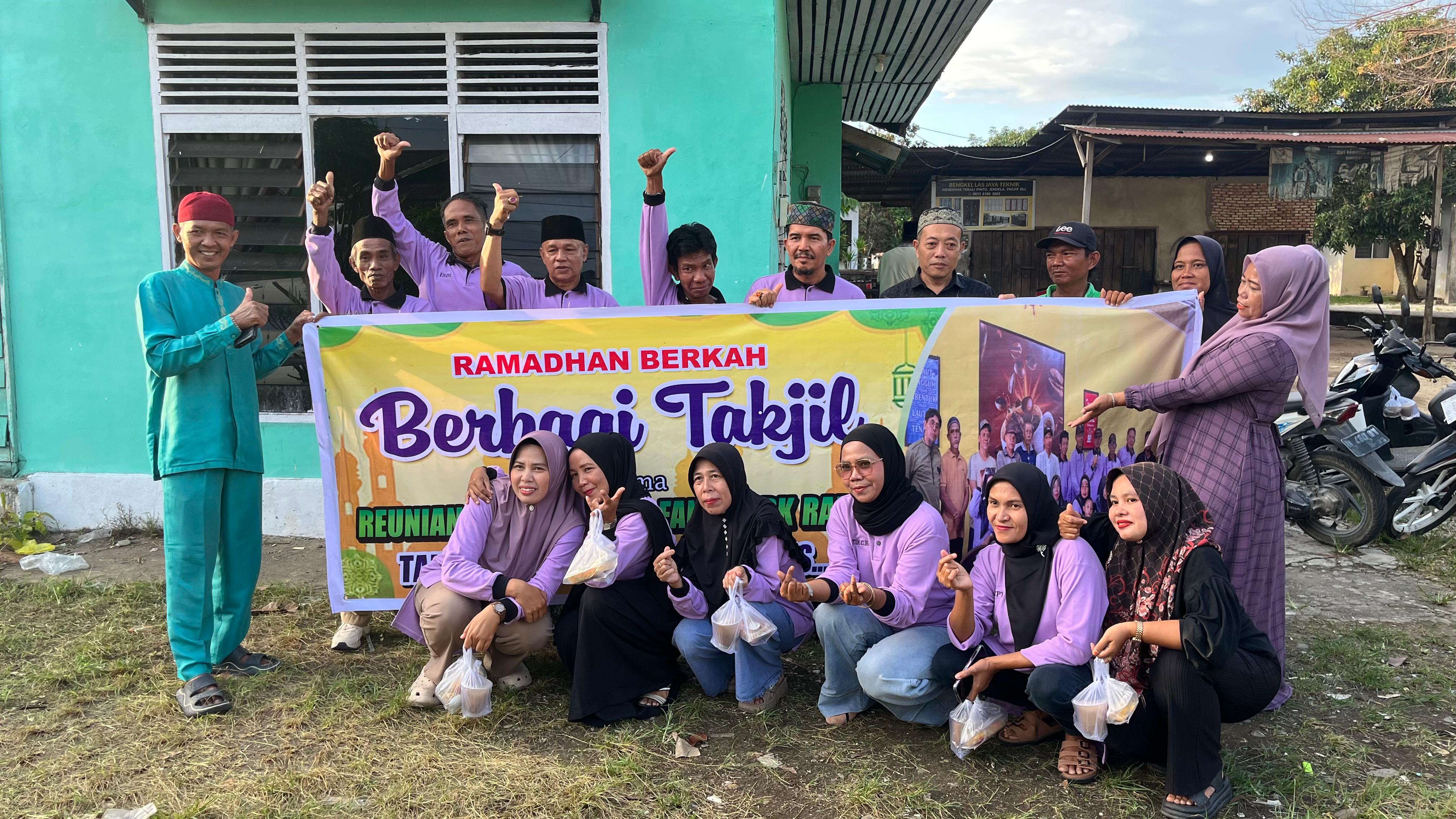 Sore Penuh Kebersamaan, Group RPDK Konco Lawas Tebar Takjil di Jalan Sudirman Bangkinang