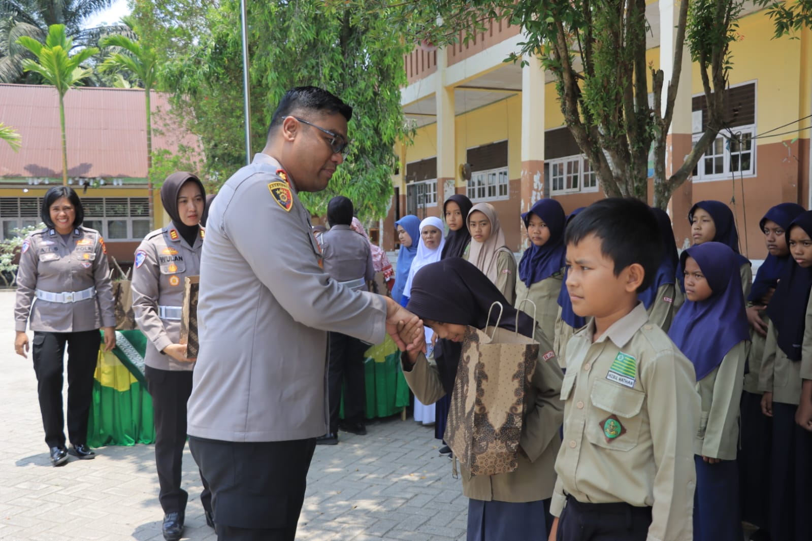 Kapolres Kampar Bagikan 171 Seragam Sekolah untuk Siswa SD Muhammadiyah Desa Gobah