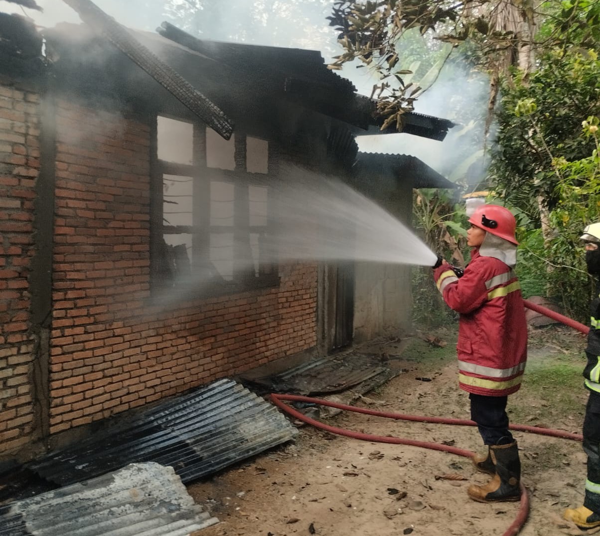 Rumah Warga di Kuok Kampar Terbakar, Motor dan Emas Ikut Hangus