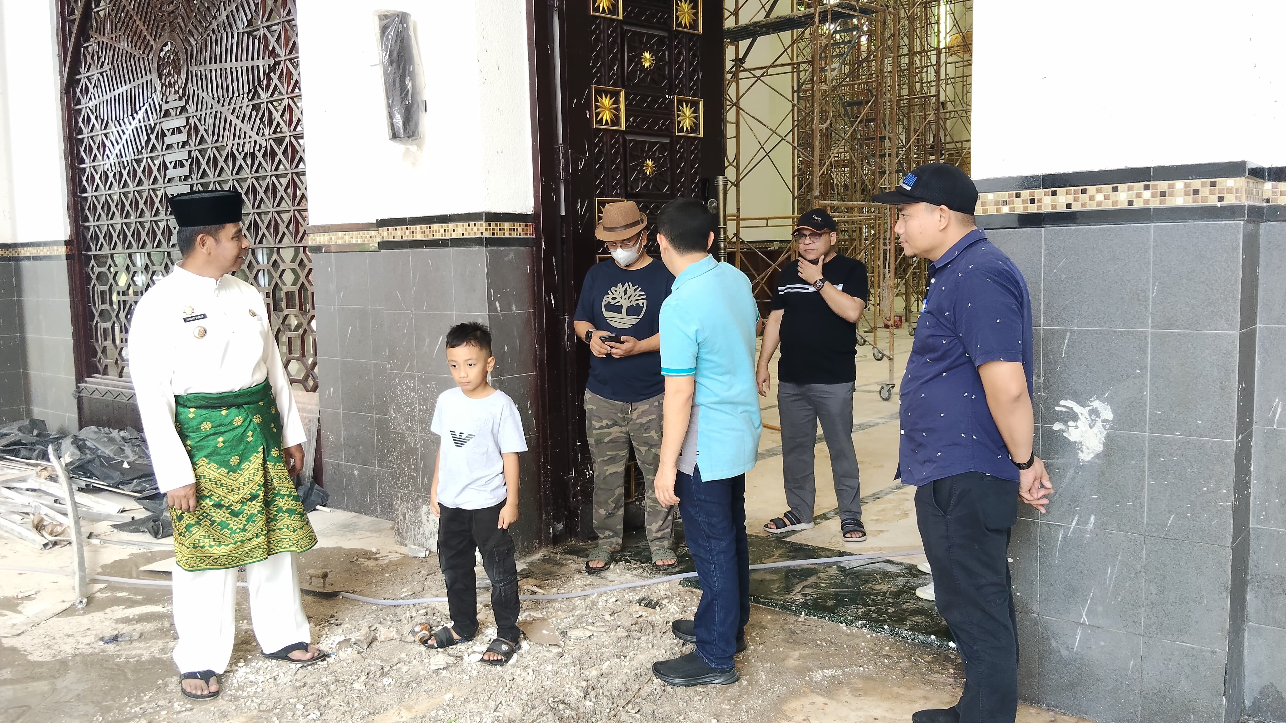 Pastikan Siap untuk Salat Ied, Bupati Kampar Didampingi Plt Kasat Pol PP Turun Langsung Bersihkan Masjid Islamic Center