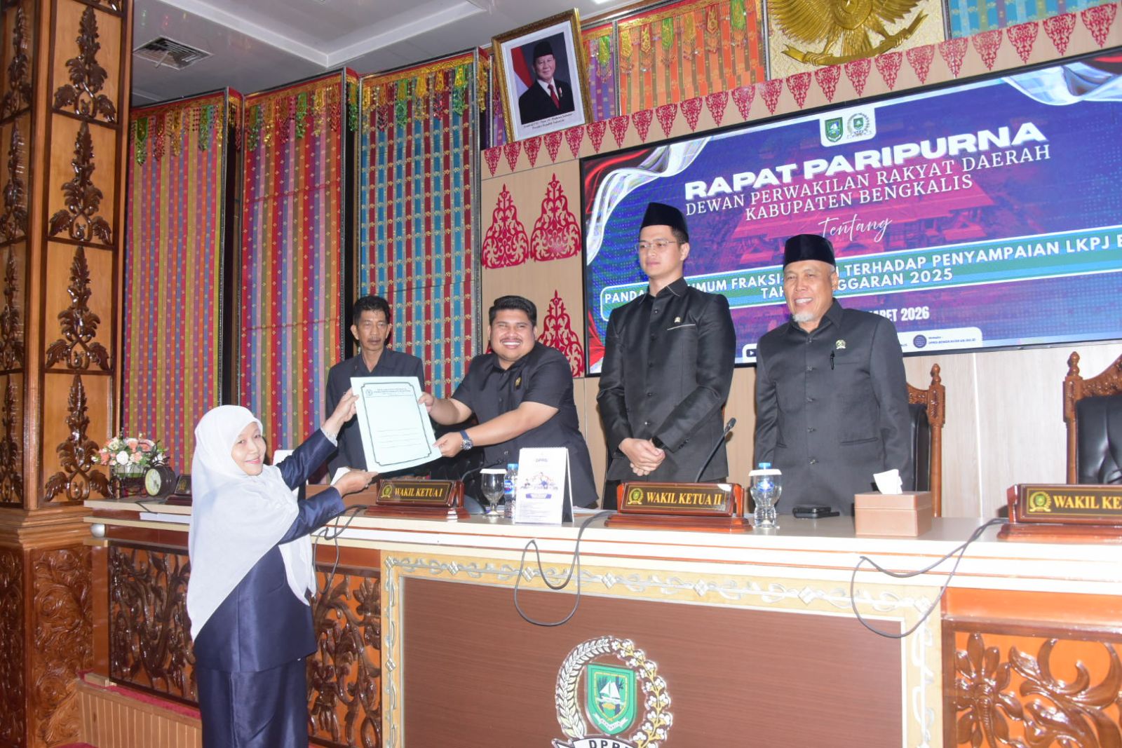 Bupati Bengkalis Ikuti Rapat Paripurna, Pandangan Umum Fraksi DPRD Terhadap LKPJ Bupati 2025