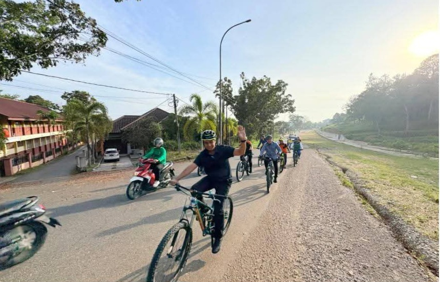 Efisiensi Energi,Bupati Kampar Gowes ke Kantor, Sekaligus Sidak Listrik OPD