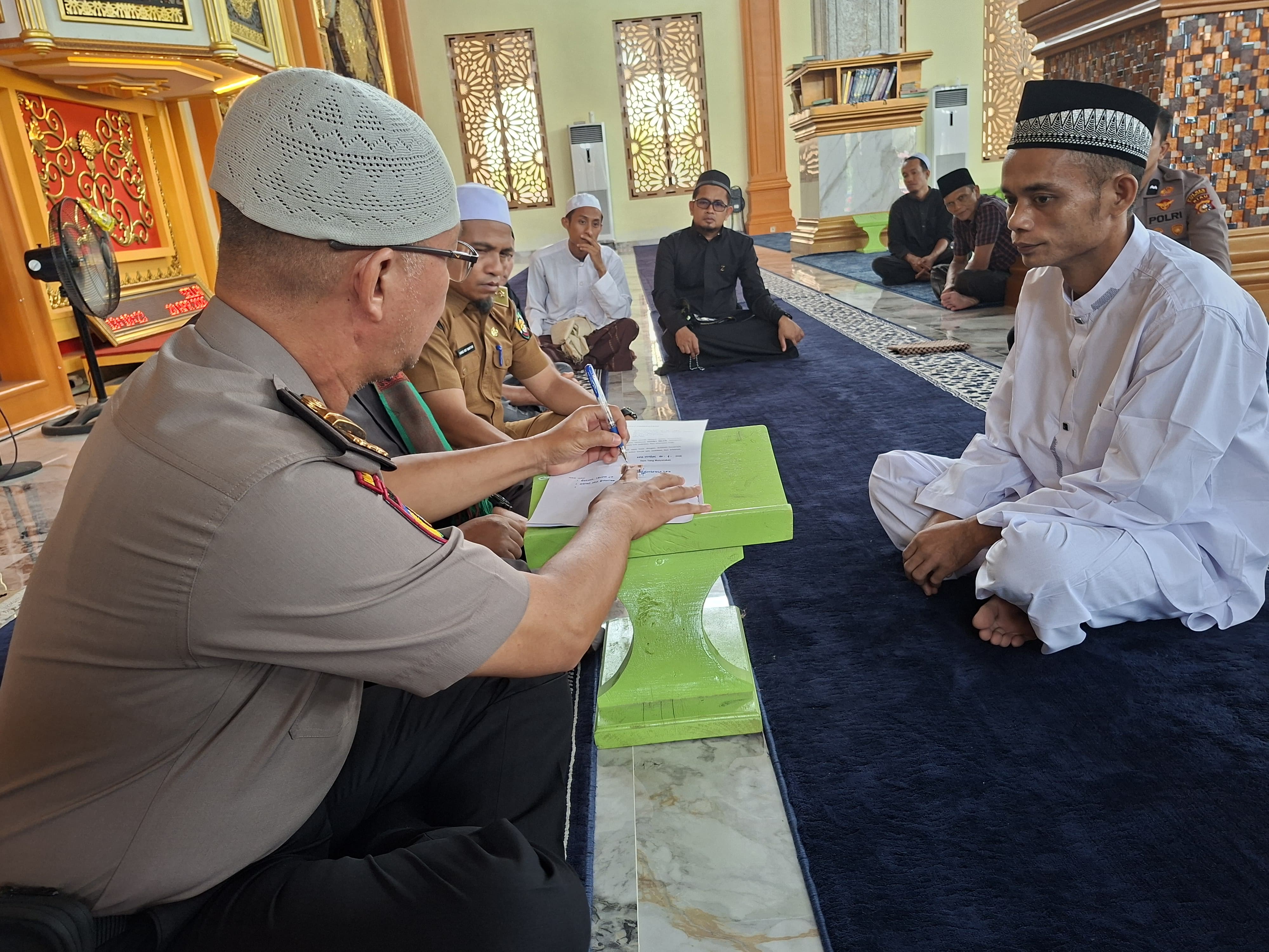 Tahanan Polsek Kepenuhan Memeluk Islam di Masjid Al-Ikhwan