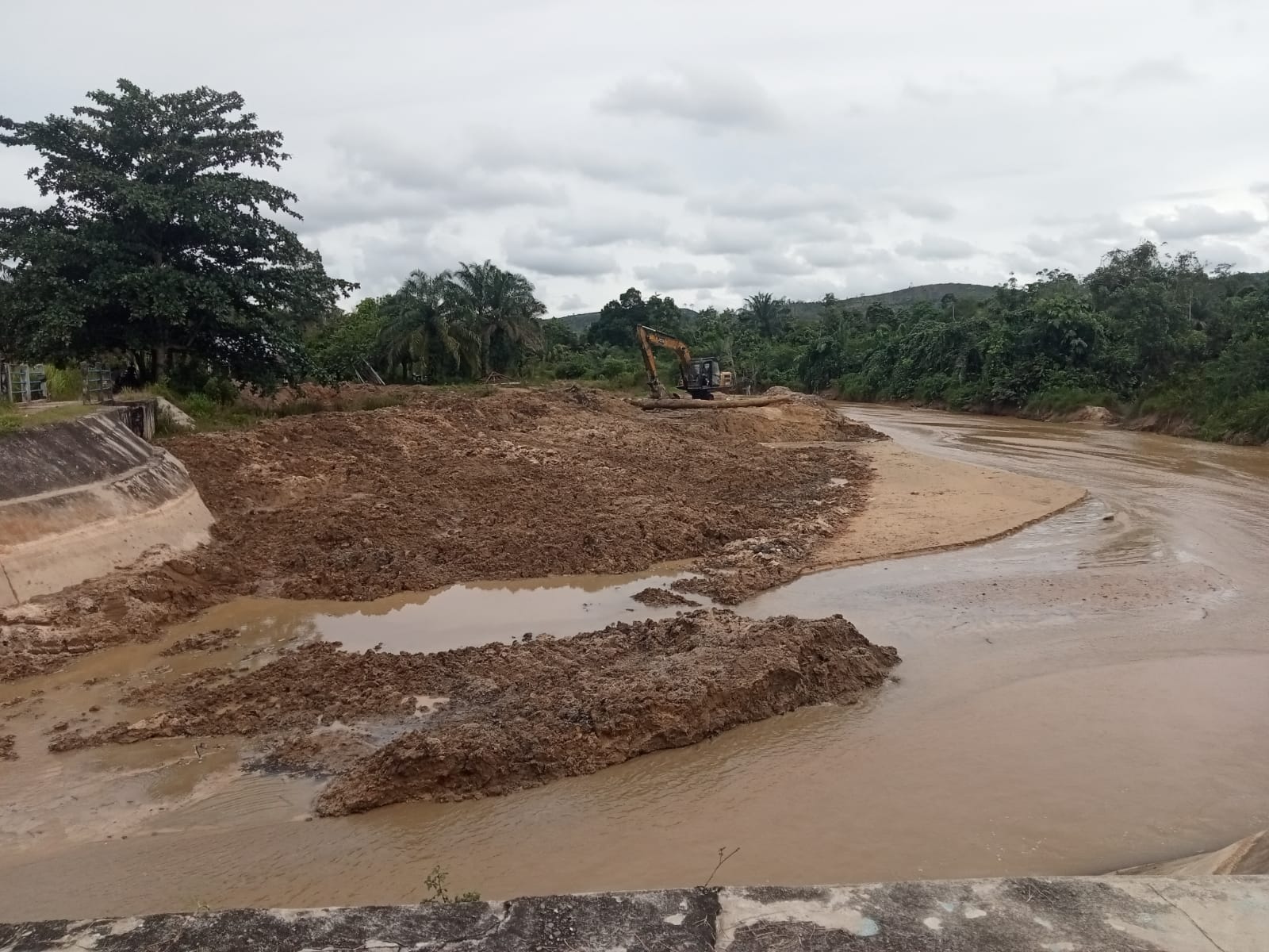 Bupati Anton Dukung Ketahanan Pangan, Bendung Sei Palis Dikeruk