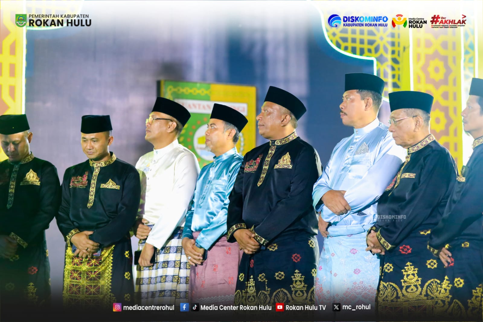 Serasi Berbusana Bercorakkan Melayu Emas, Bupati Anton Bawa Semangat Rohul Siap Sukseskan Tuan Rumah MTQ Riau ke-45