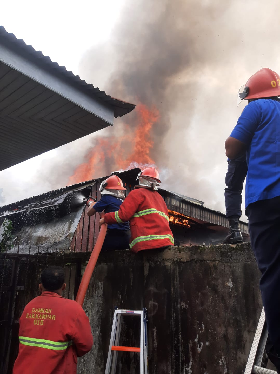 Dua Rumah Terbakar di Langgini, Damkar Kampar: Penanganan Cepat Cegah Api Meluas