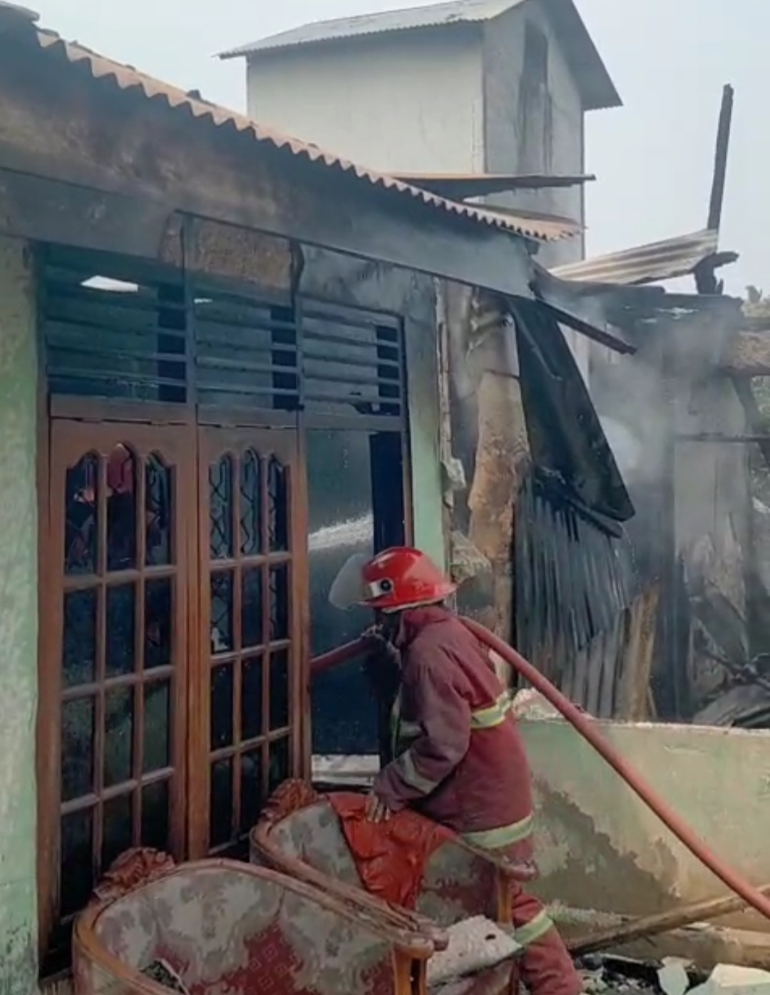 Kebakaran Hanguskan 2 Rumah dan 1 Warung di Perhentian Raja Kampar