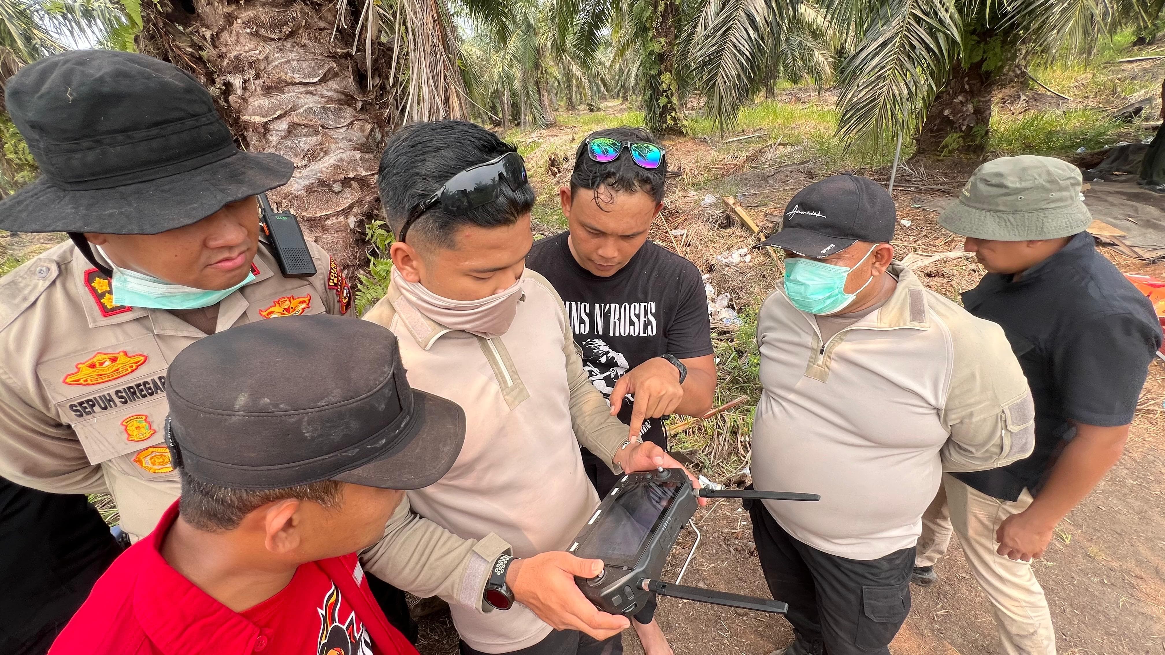 Polda Riau Kerahkan Drone Pemadam Api Tangani Karhutla di Siak