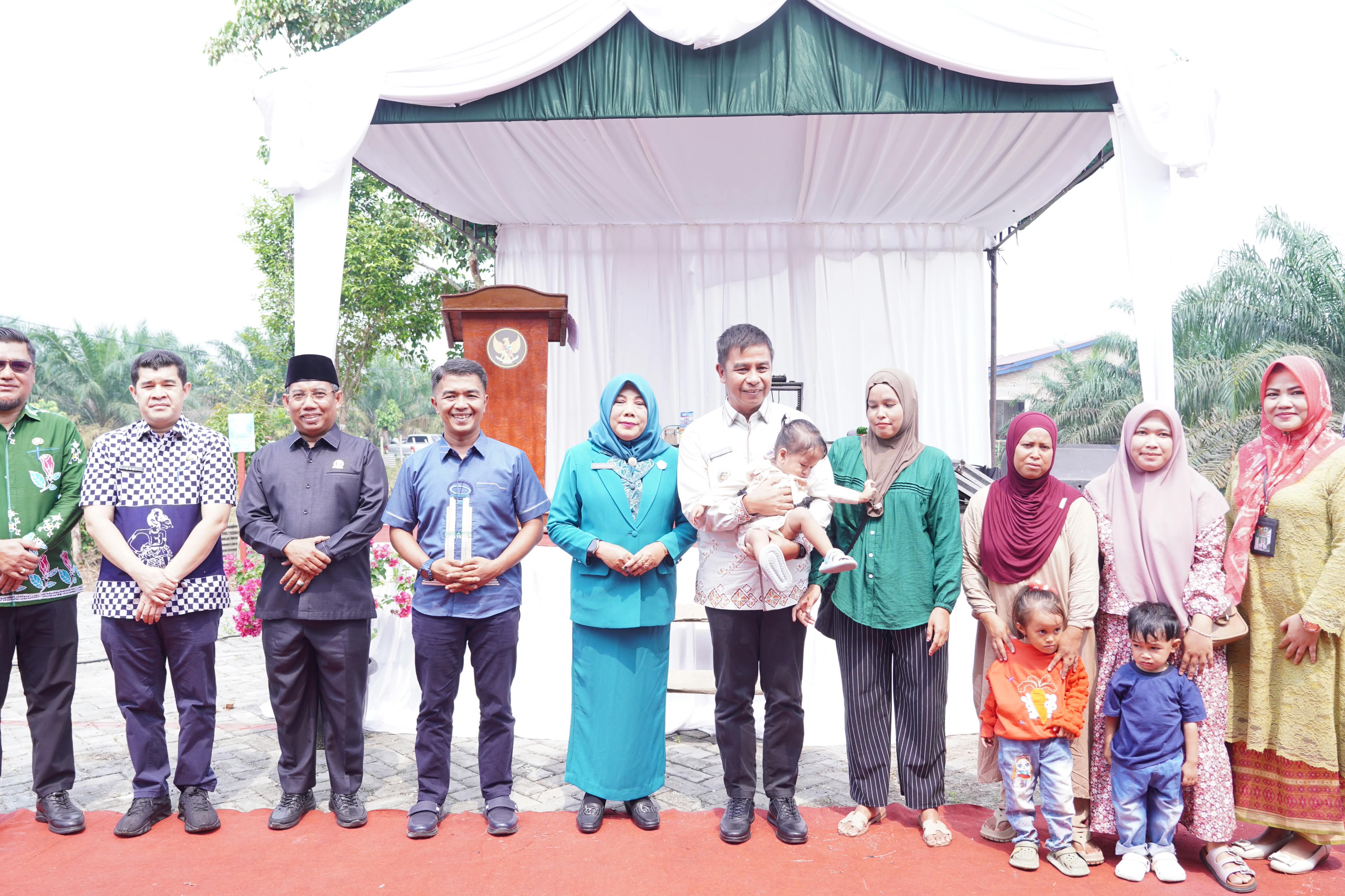 Bersama Bupati Kampar, Ketua PKK Launching Paket PKMK untuk Anak Stunting